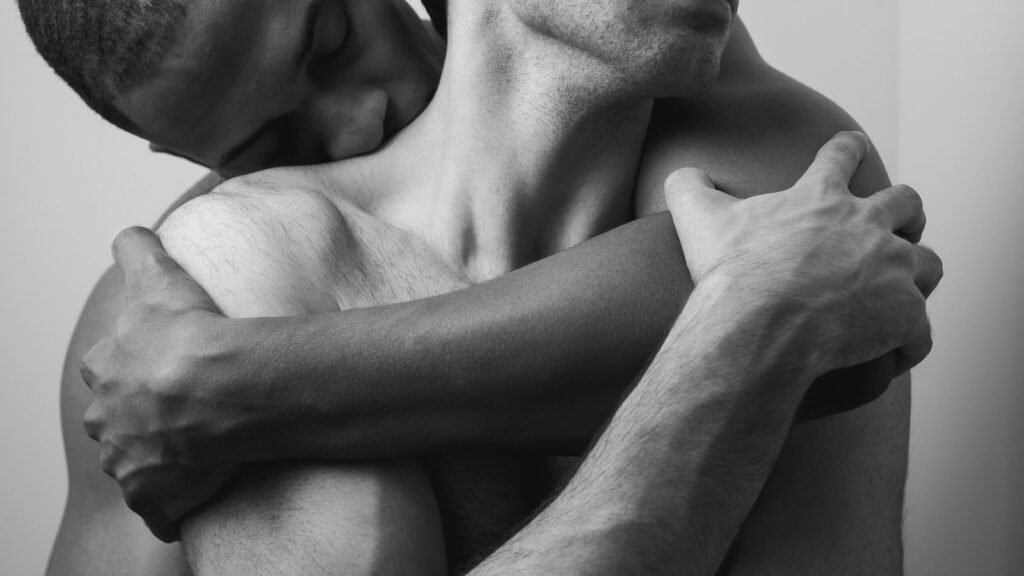 Comment aborder la bisexualité avec son partenaire : explorez vos désirs sans étiquette – illustration bisexualité homme (FTSH)